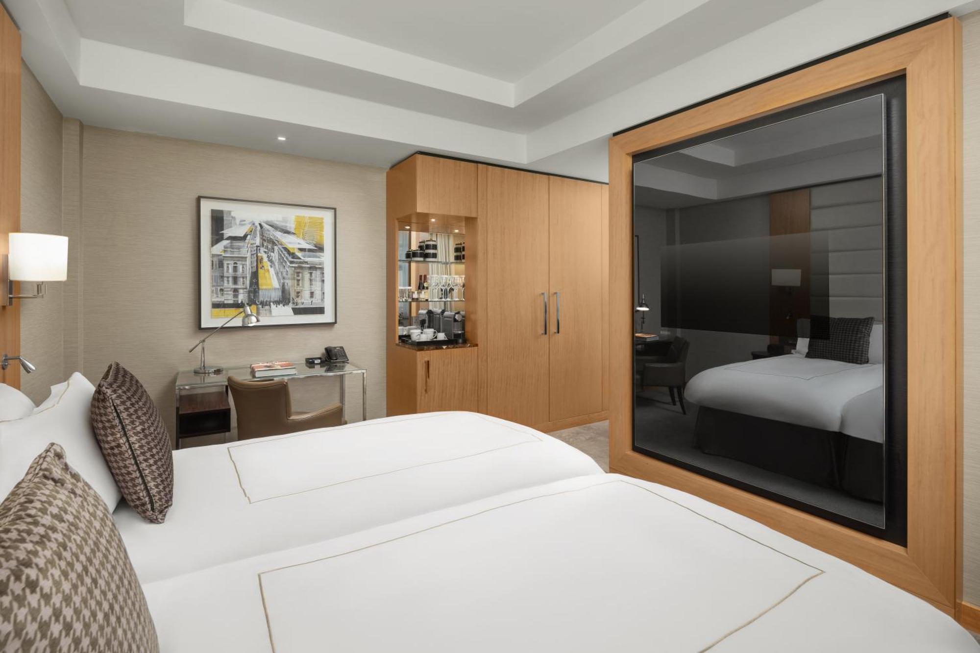 Conrad St Hotel 5*