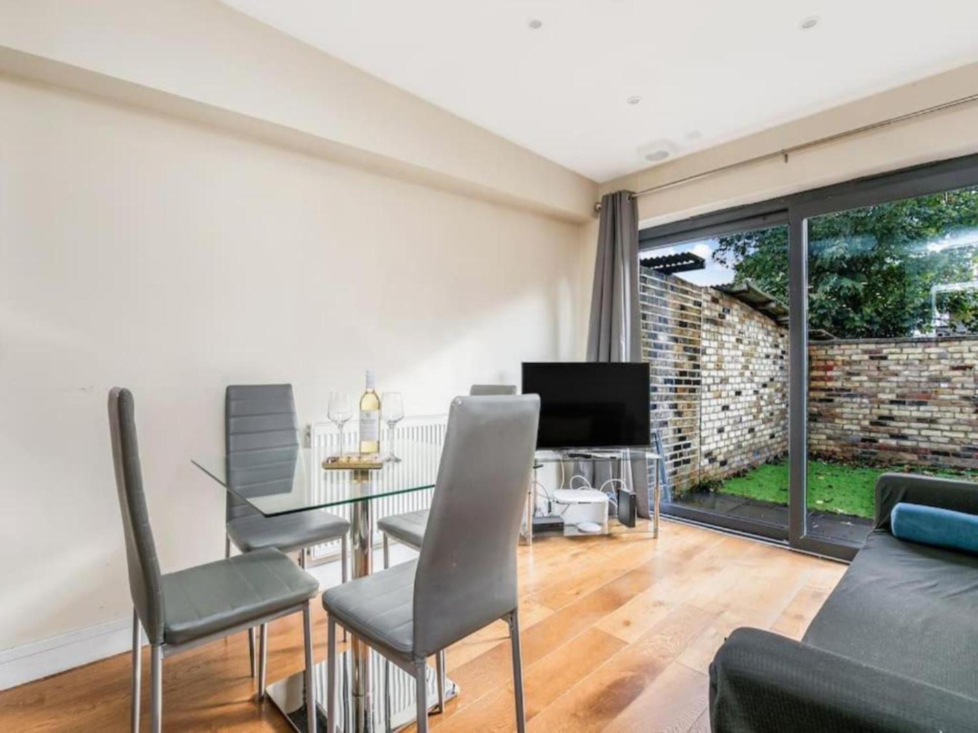 Pass The Keys Ealing Queen Of The Suburbs 2bd * Londen