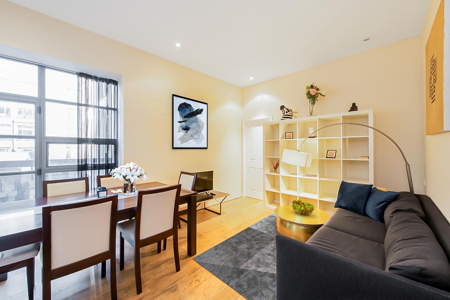 Pollen Street, Three-bedroom Flat Lejlighed London
