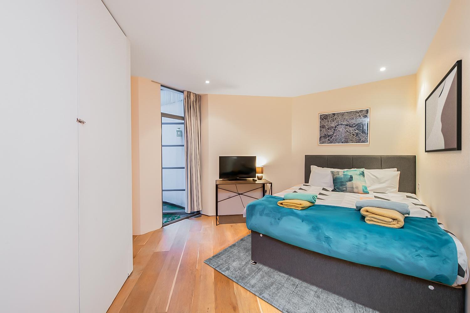 Pollen Street, Three-bedroom Flat Lejlighed London