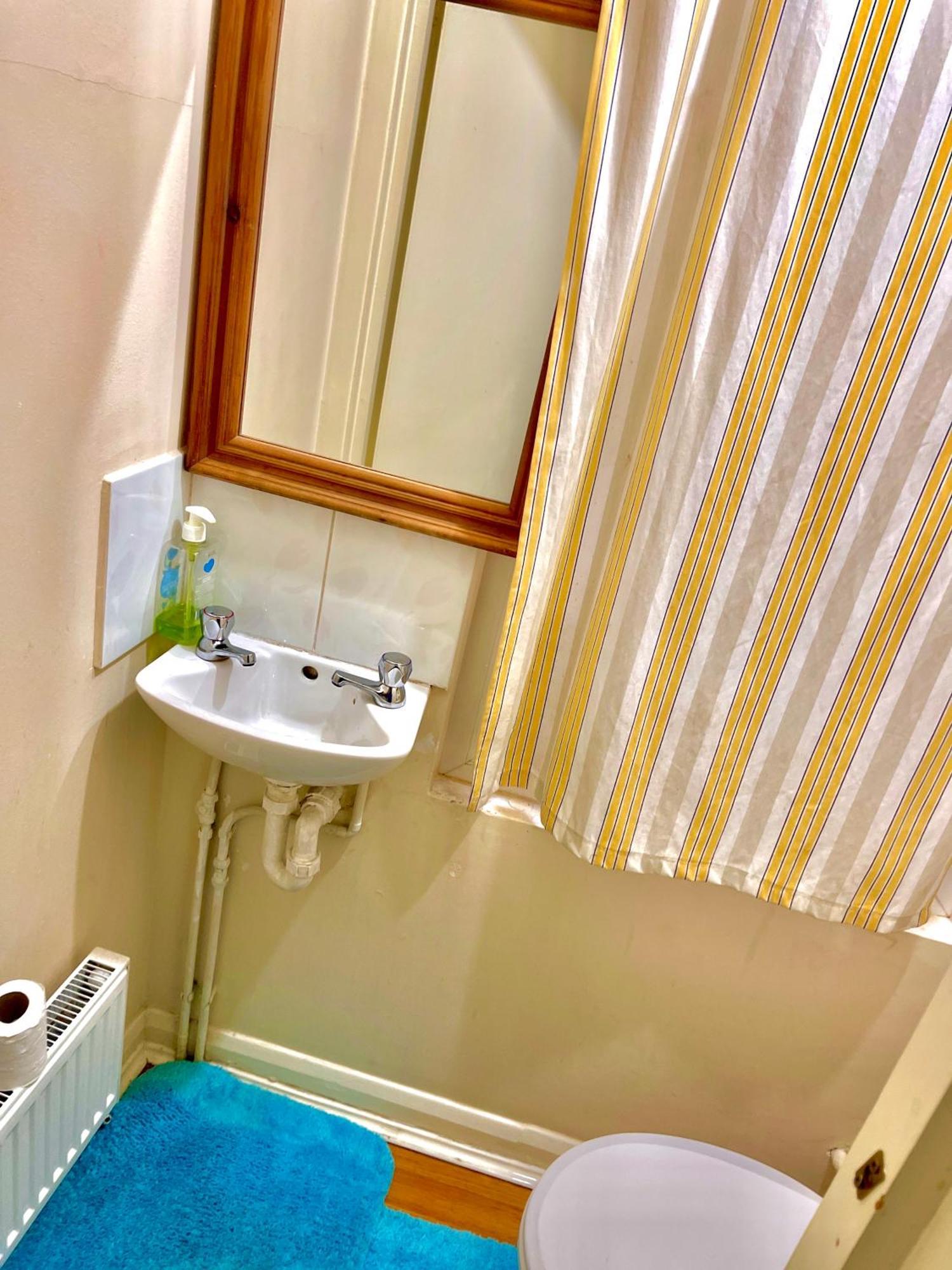 Rum i privatbostad Comfy Double Bedroom With A Private Toilet *