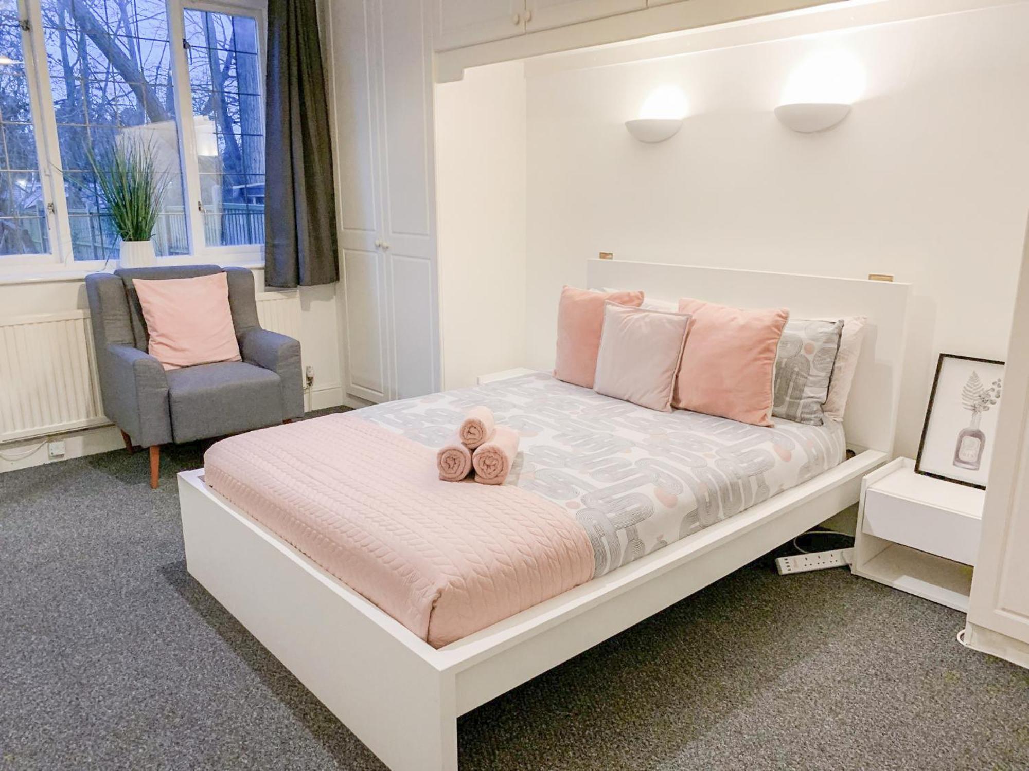 Cosy Near Hampstead Heath With Free On-site Parking & Private Gardens, Golders Green *