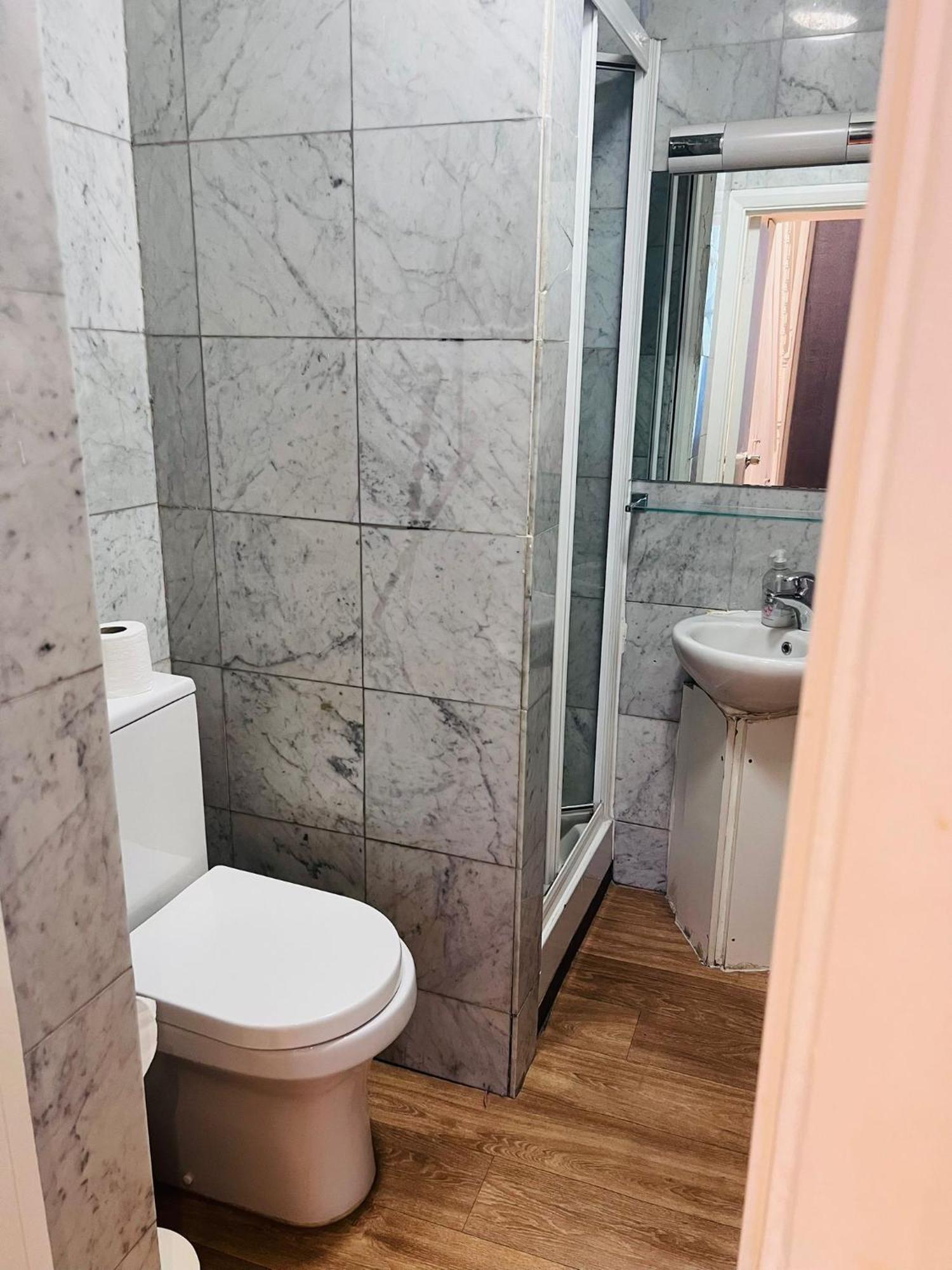 F5- Mezzanine Fits 3 Near Paddington Apartment *
