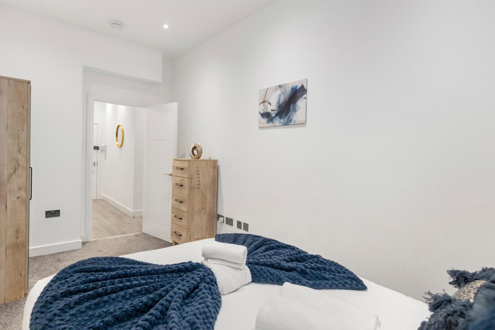 Welcoming And Spacious Apartment- Excellent Location *