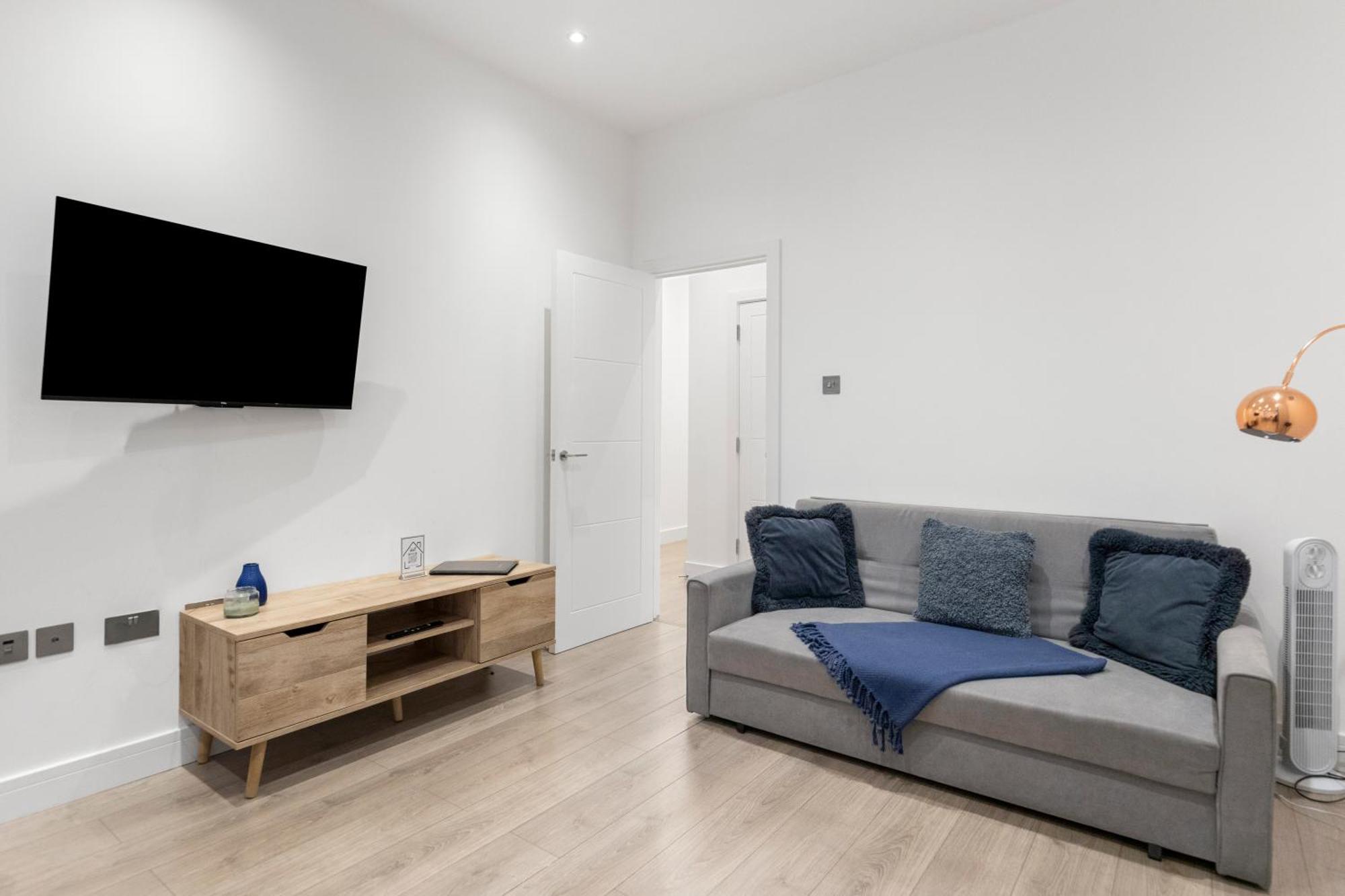 Welcoming And Spacious Apartment- Excellent Location Apartment *