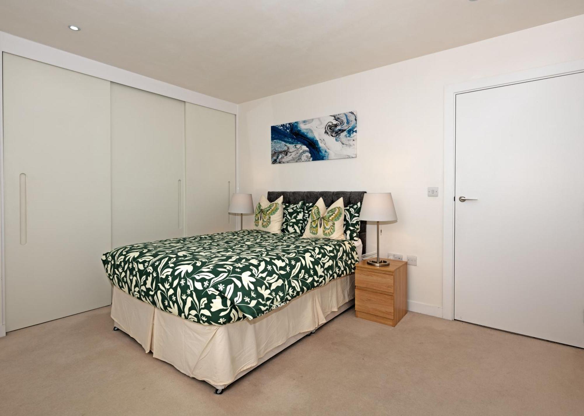 Grand Apartments Kew Gardens Apartment *