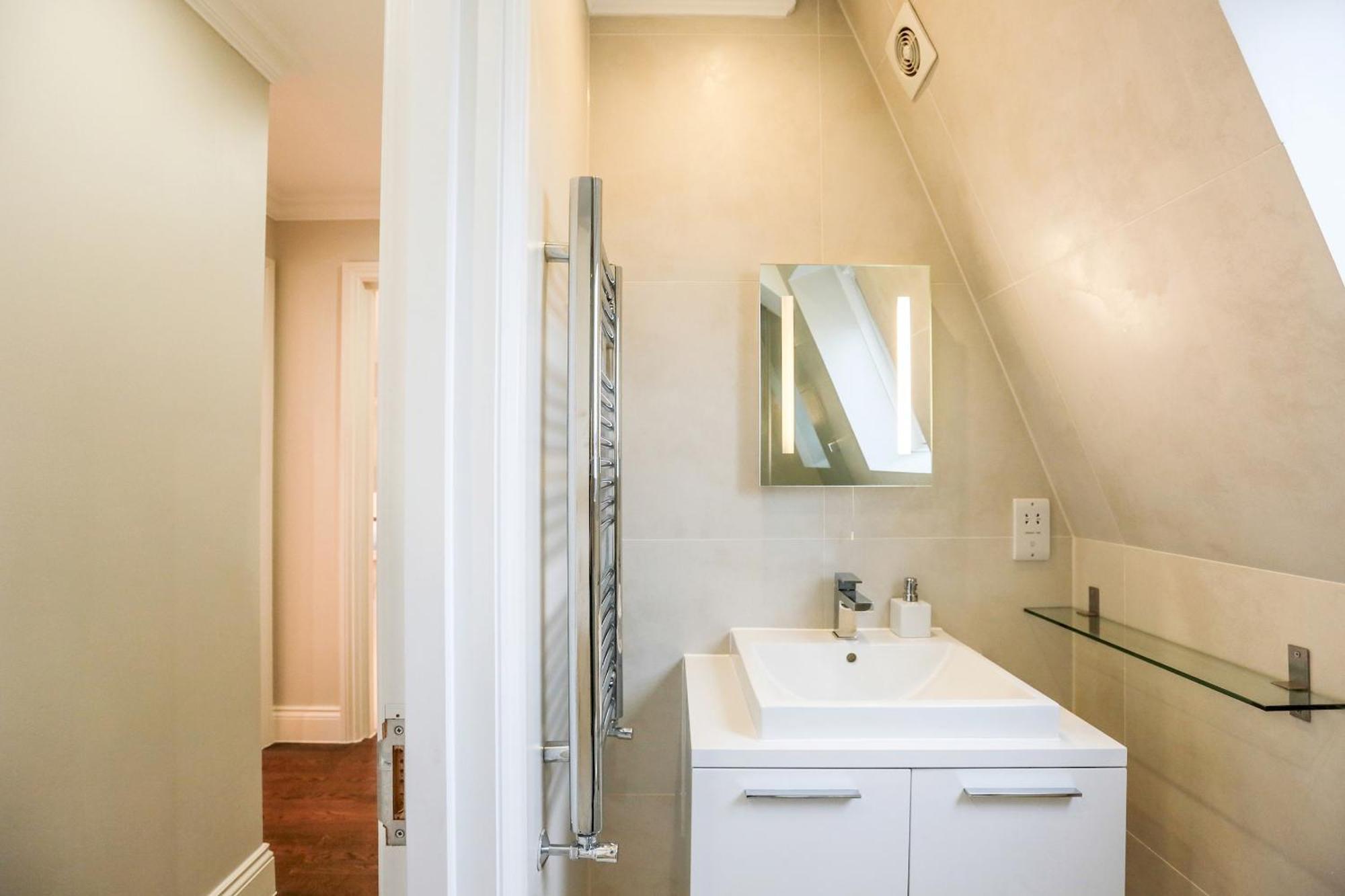 Madison Hill - White Hill House 5 - 3 Bedroom Flat *