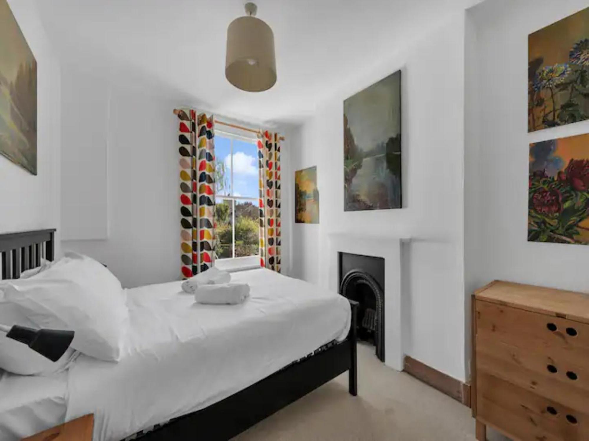 Pass The Keys Charming Victorian 2 Bed House With Artistic Flair In Acton Ideal For Families And Groups Excellent Transport Links * Londra