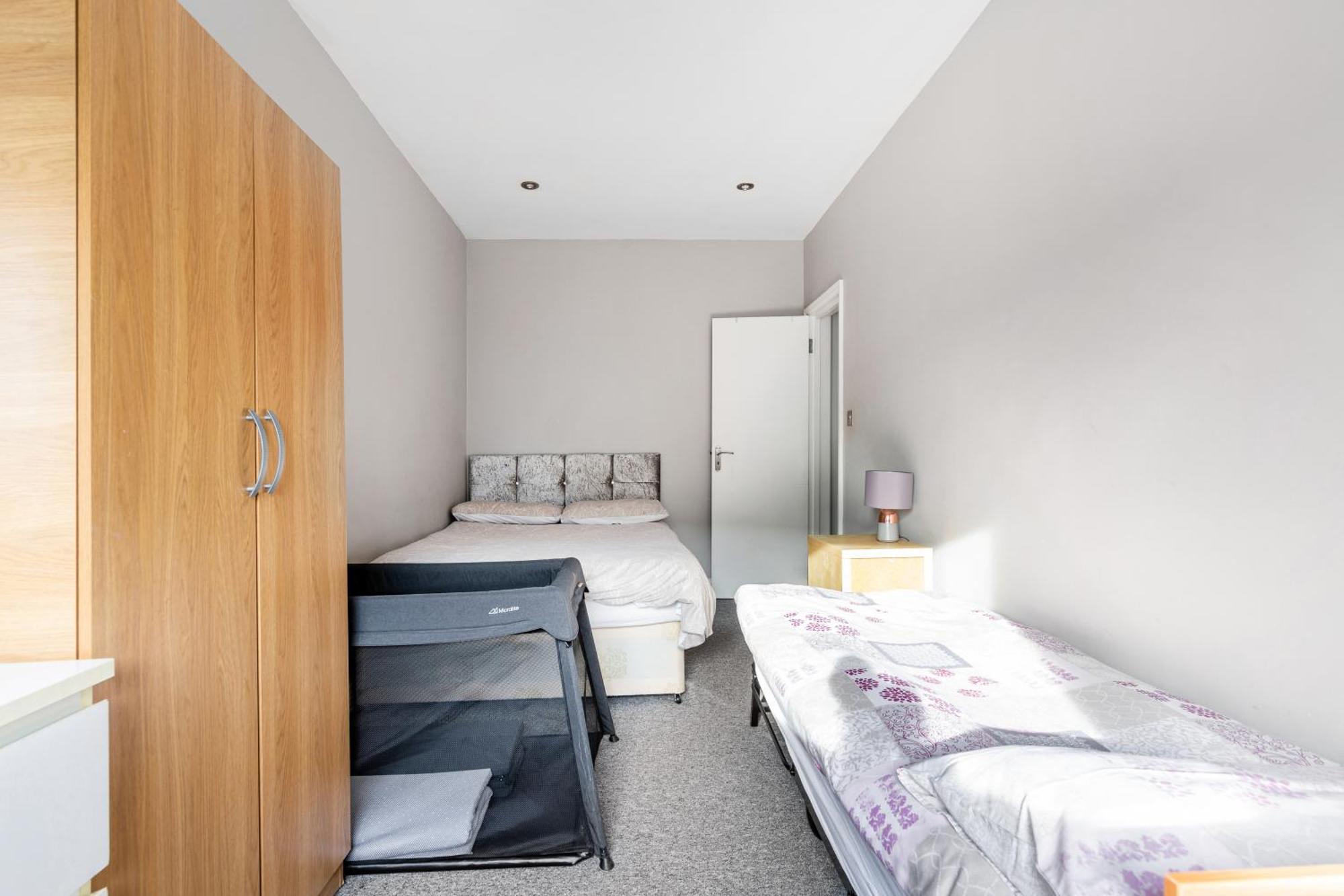 Spacious 2 Bed 2 Bath With Free Parking For 2 Cars And Underground Station Zone 2 For Quick Access To Up To 10 Guests Appartamento Londra