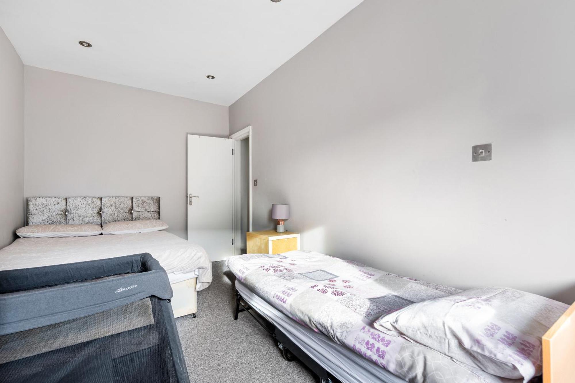 Appartamento Spacious 2 Bed 2 Bath With Free Parking For 2 Cars And Underground Station Zone 2 For Quick Access To Up To 10 Guests Londra