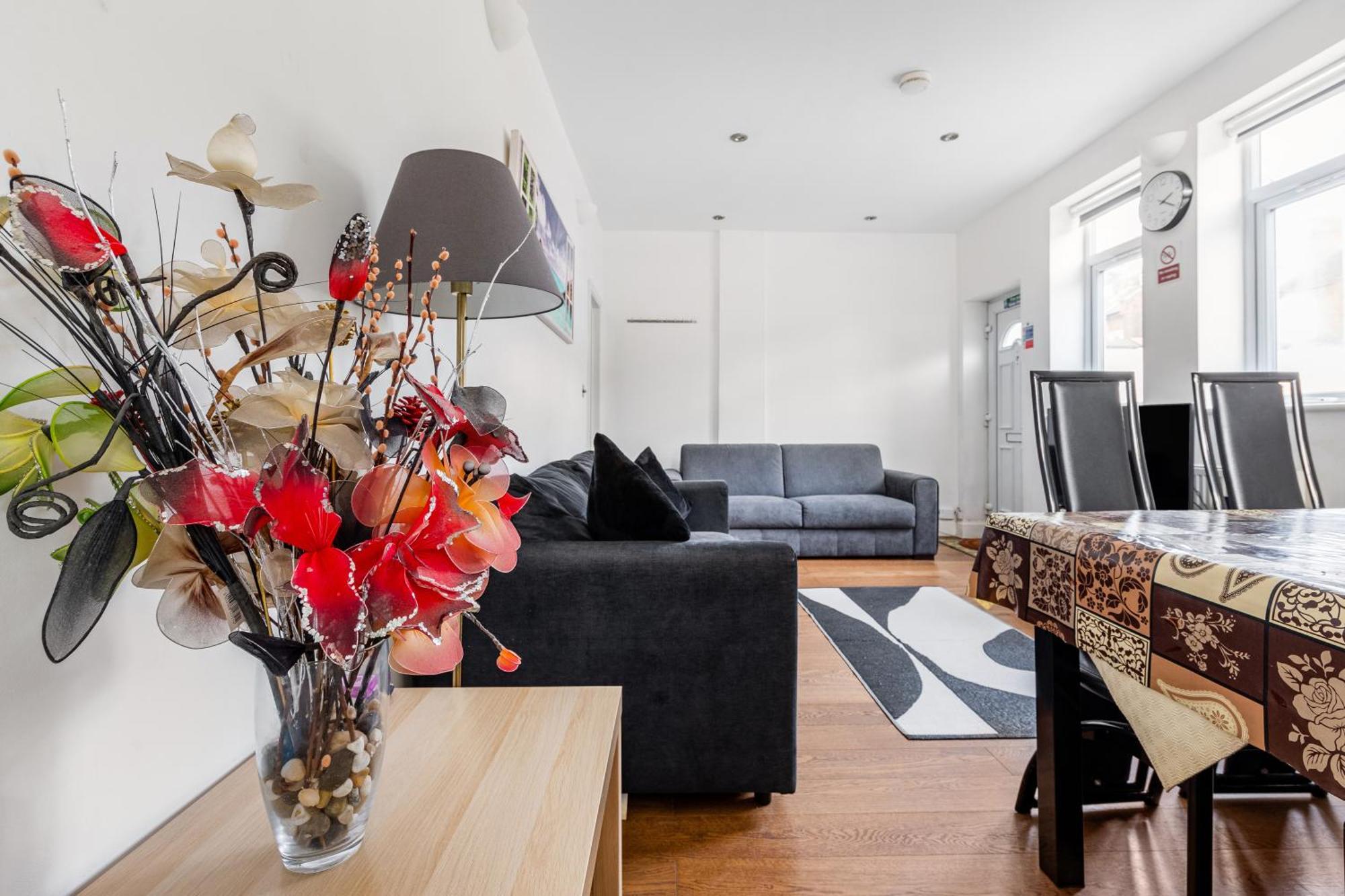 Spacious 2 Bed 2 Bath With Free Parking For 2 Cars And Underground Station Zone 2 For Quick Access To Up To 10 Guests Appartamento *