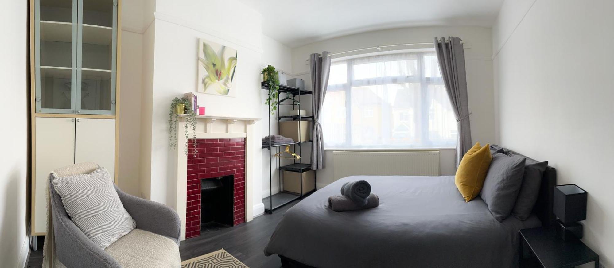 Modern Four Bedroom Semi-detached House With Off Street Parking 8 Min Drive To Wembley Stadium, 5 Miles To Ferienhaus London