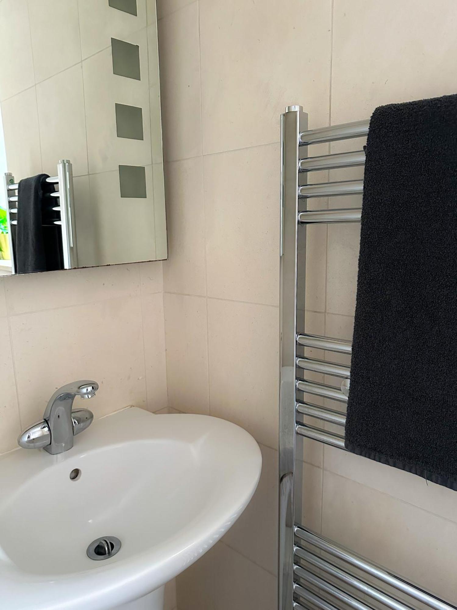 Modern Four Bedroom Semi-detached House With Off Street Parking 8 Min Drive To Wembley Stadium, 5 Miles To Ferienhaus *