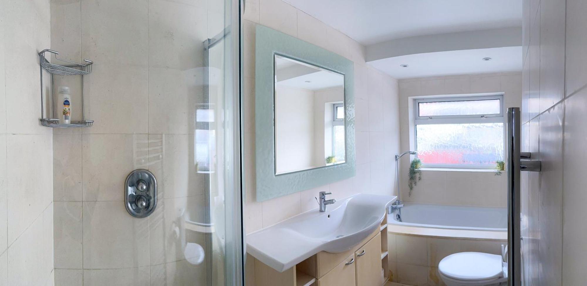 Modern Four Bedroom Semi-detached House With Off Street Parking 8 Min Drive To Wembley Stadium, 5 Miles To *