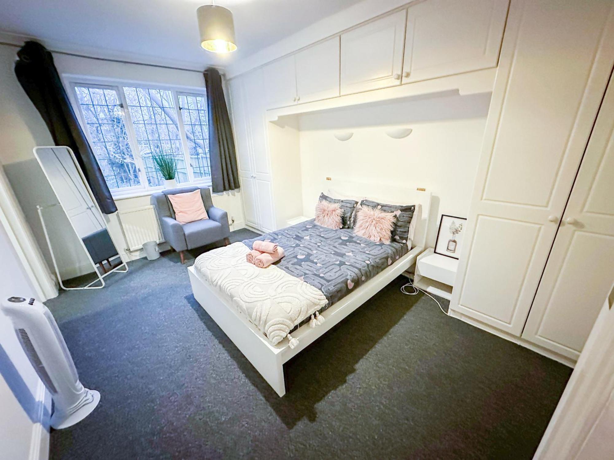Cosy Near Hampstead Heath With Free On-site Parking & Private Gardens, Golders Green Appartement Londen