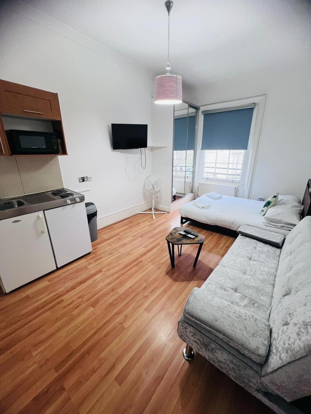 F12- Spacious 2nd Floor Flat Fits 3 Near Paddington Lägenhet