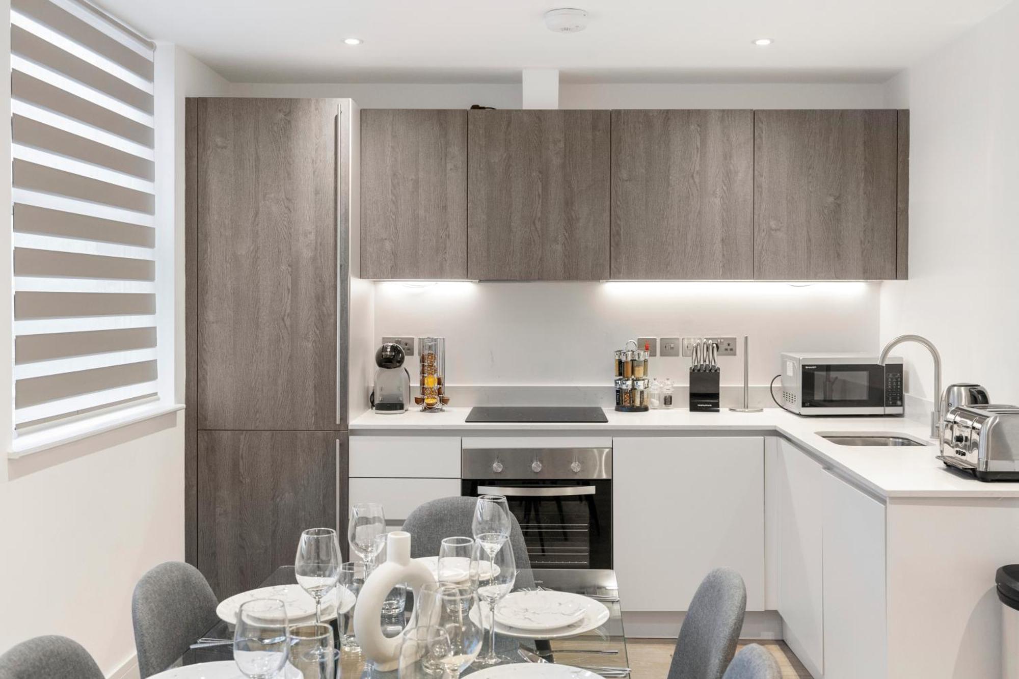 Luxurious 2 Bedroom - - Location * Londen