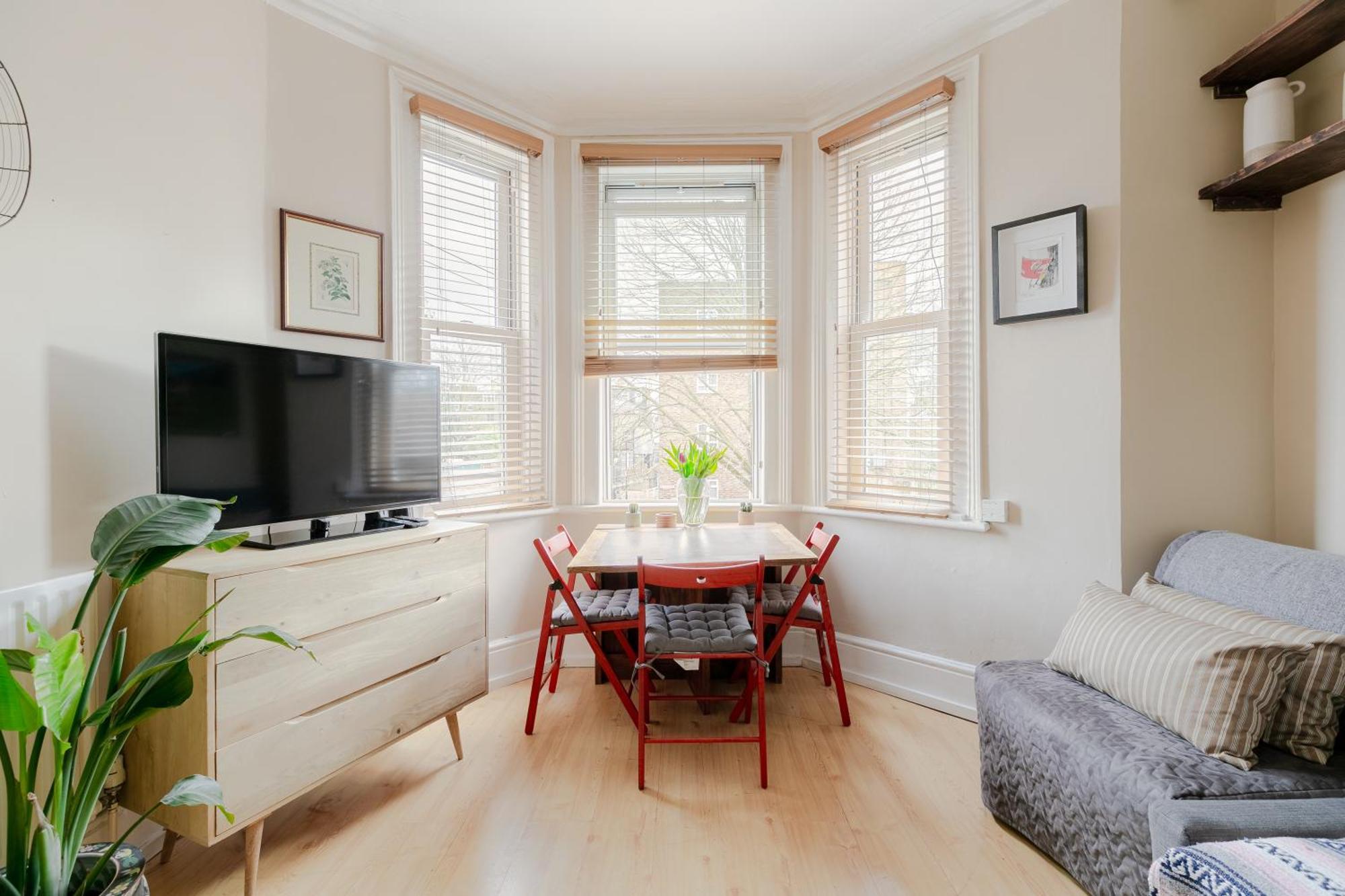 Artistic Pied-a-terre, Steps From The Tube, Moments From London's Heart Appartement Londen