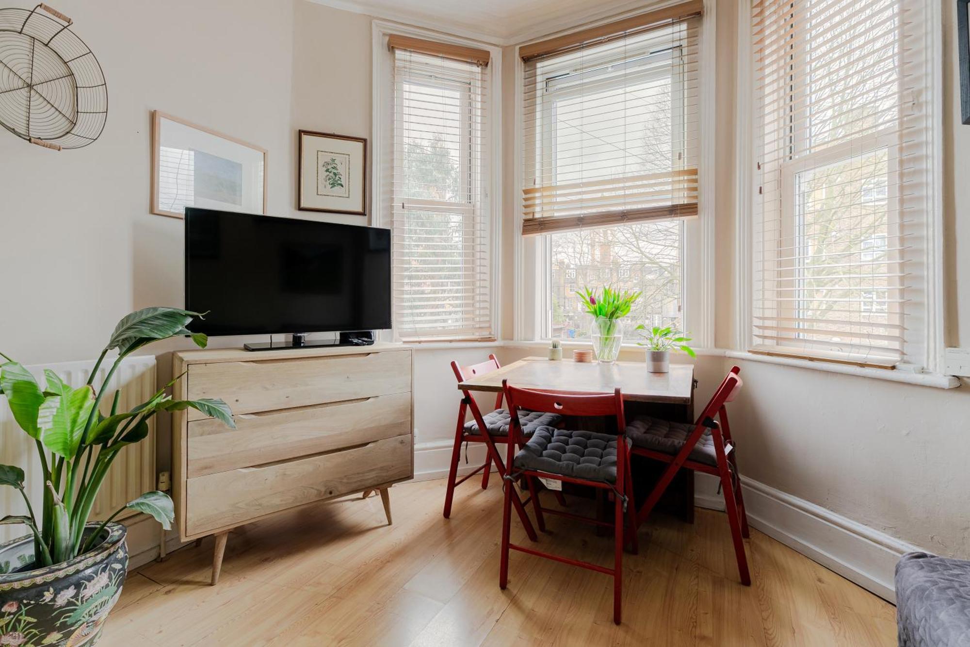 Artistic Pied-a-terre, Steps From The Tube, Moments From London's Heart Appartement Londen