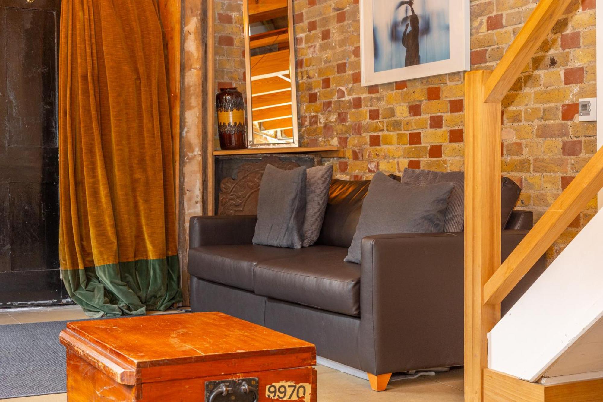 Guest house Unique Detached House Wprivate Courtyard, London