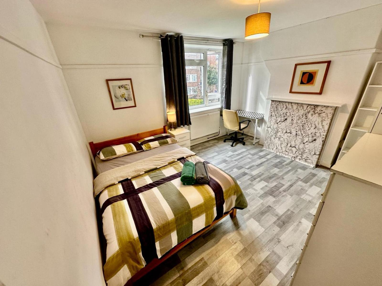 Aldgate East R1 Guest house London
