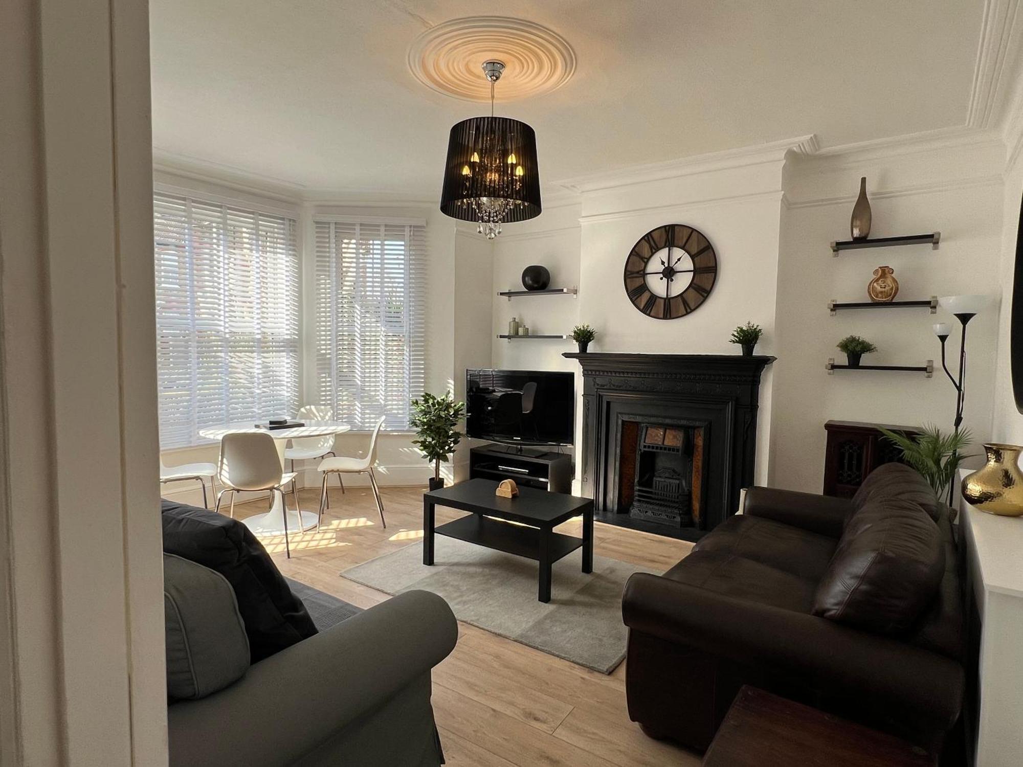 2 Bedroom Flat 10 Min Walk To Tube Londra