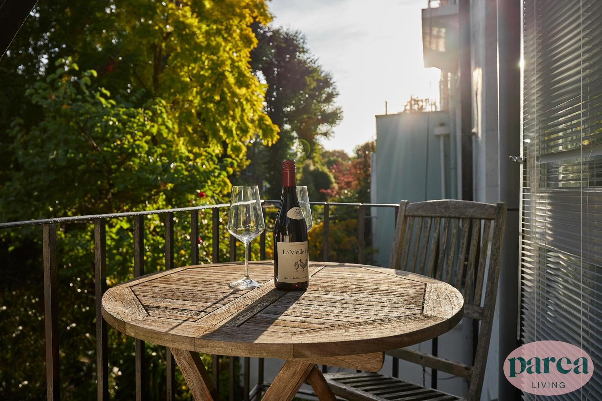 Parea Living - Notting Hill, Stylish 1-bedroom Flat, Private Gardens, Remote Working Apartment *