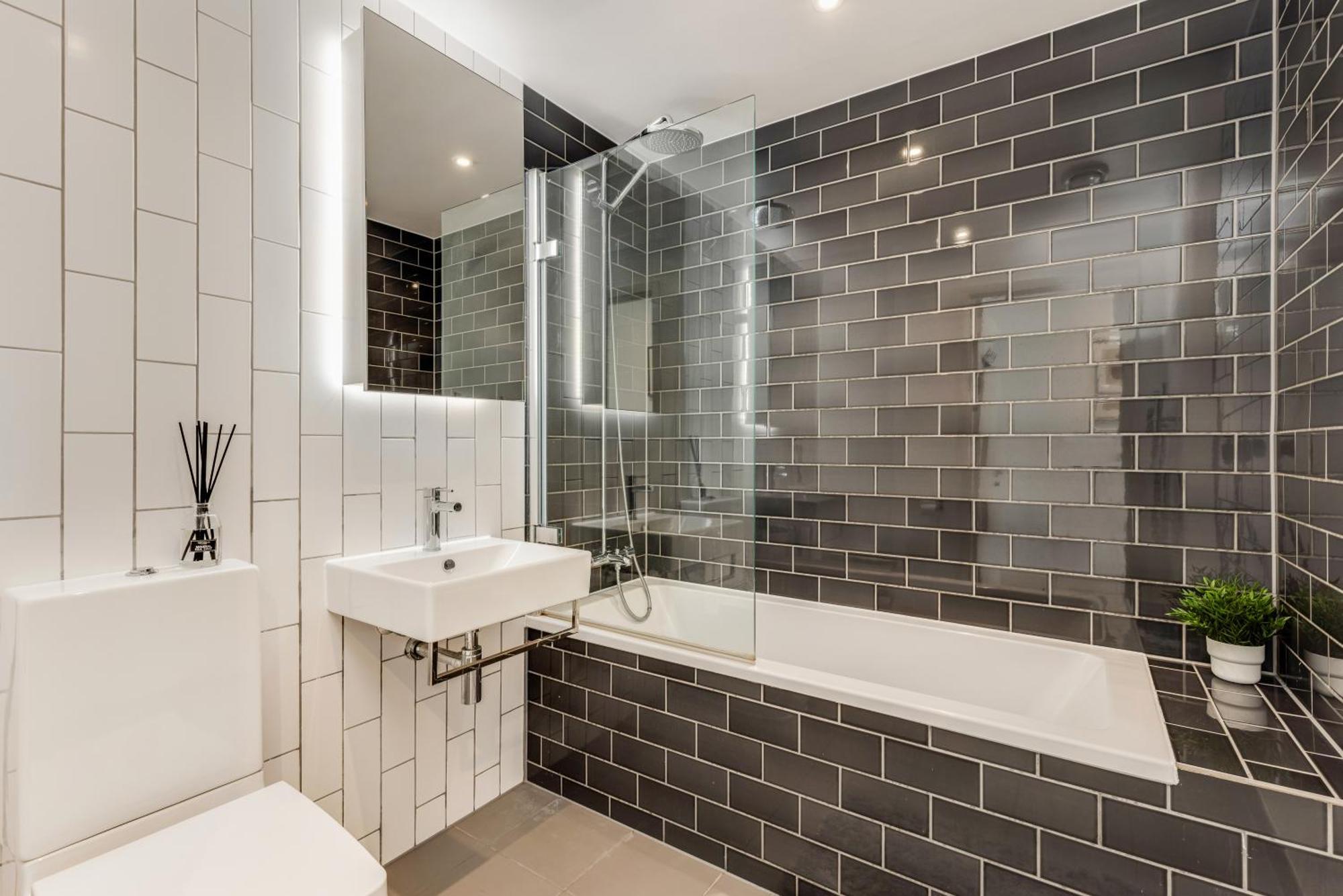 Khayat Homes - The Great Escape - 3 Bed Luxury Londen