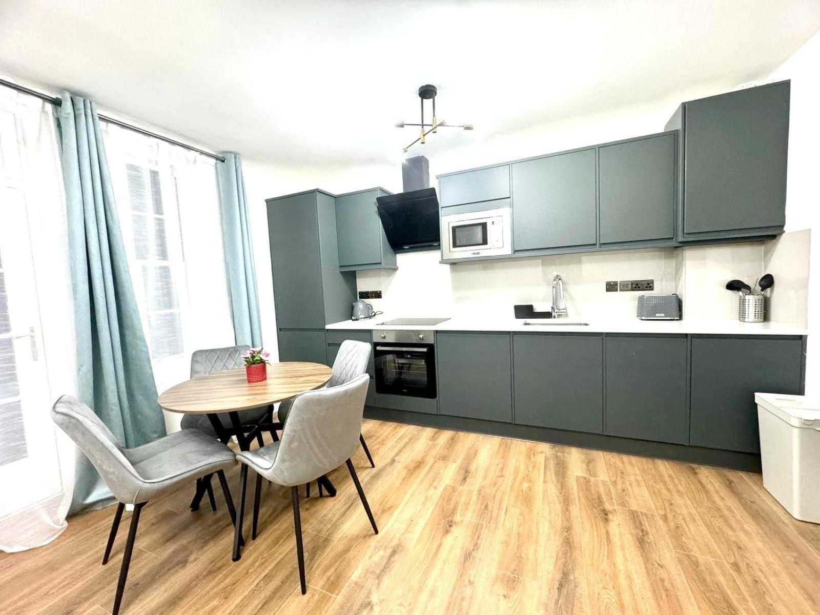 Lejlighed Centre One Bedroom Next To Station, Newly Renovated