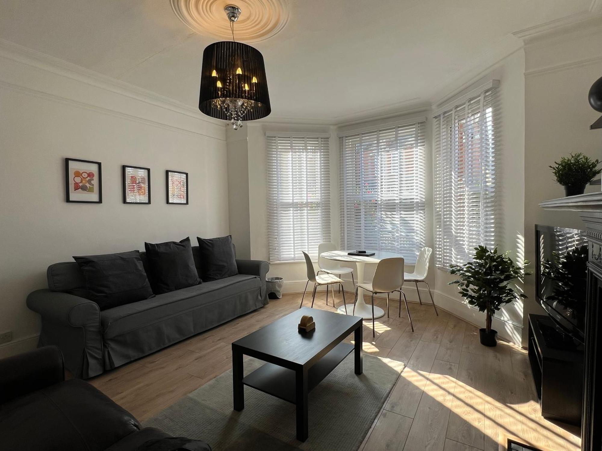 2 Bedroom Flat 10 Min Walk To Tube Londra