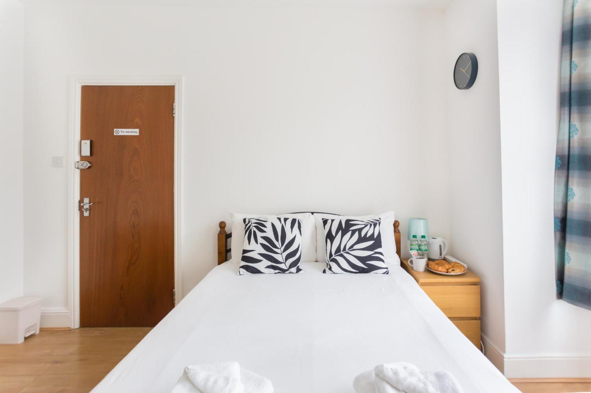 Casa vacanze Wood Budget - Next To Mall & Metro Station - 10 Min To Center *