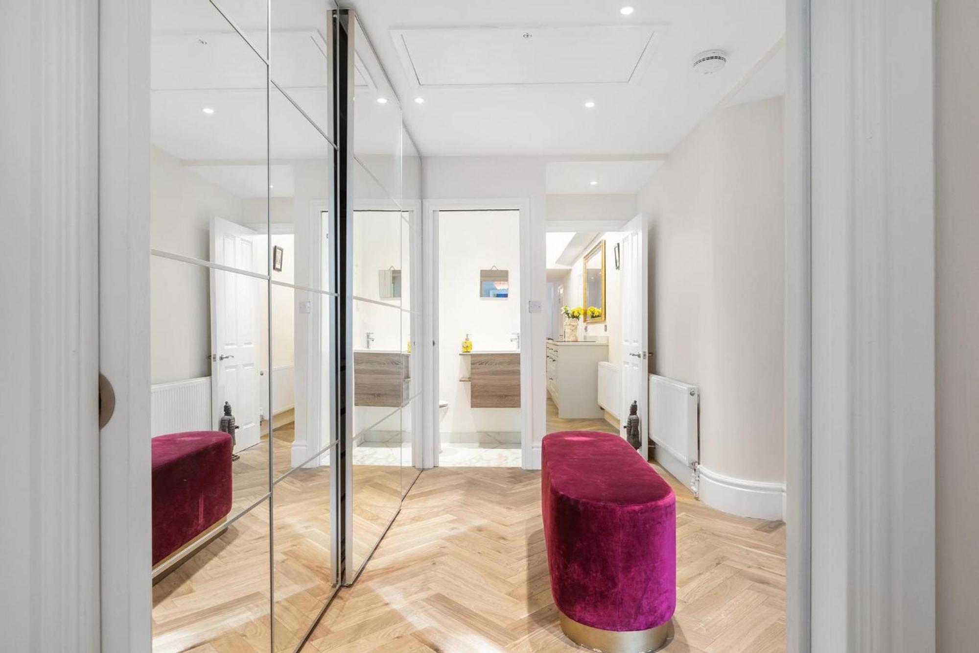 Stylish Kensington Courtyard Apartment London