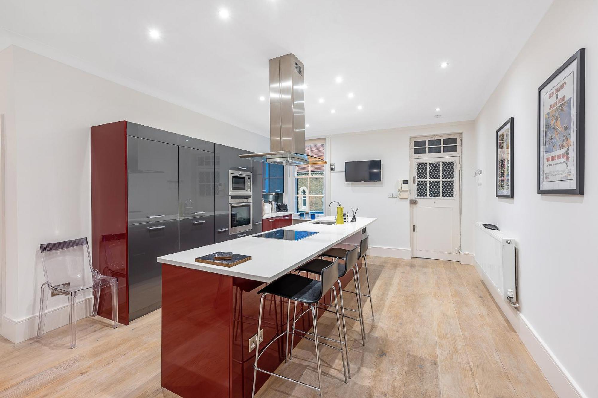 Casa Italia Near Hyde Park & Kensington High Street - Wifi & Washing Machine - Free Luggage Storage Available Nearby Londen