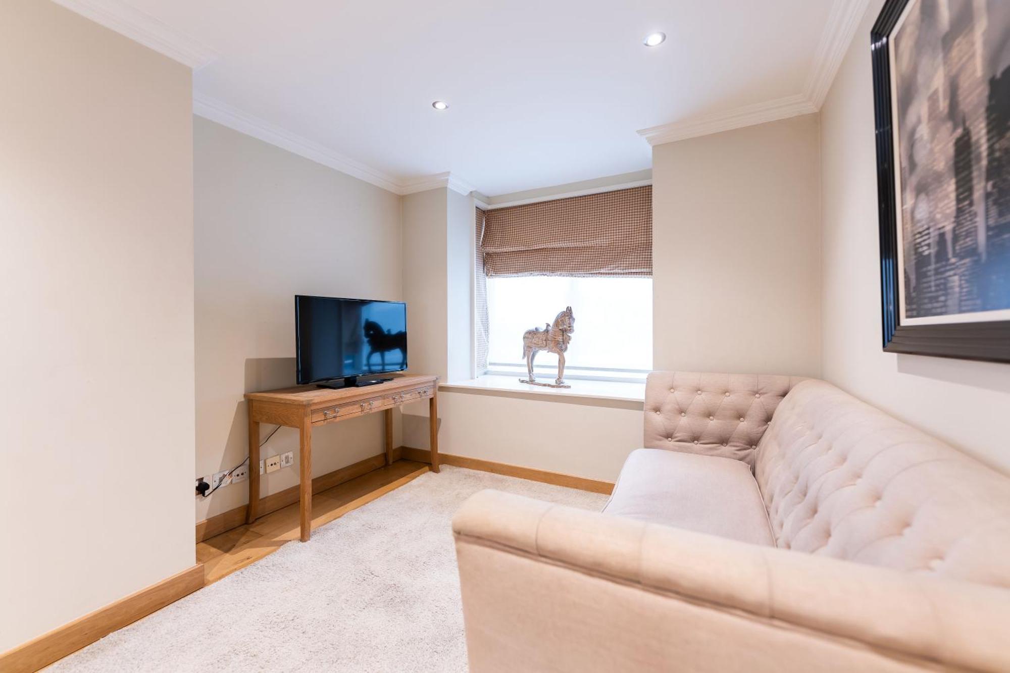 Luxury 6 Bedroom House In Southwick Street Londra