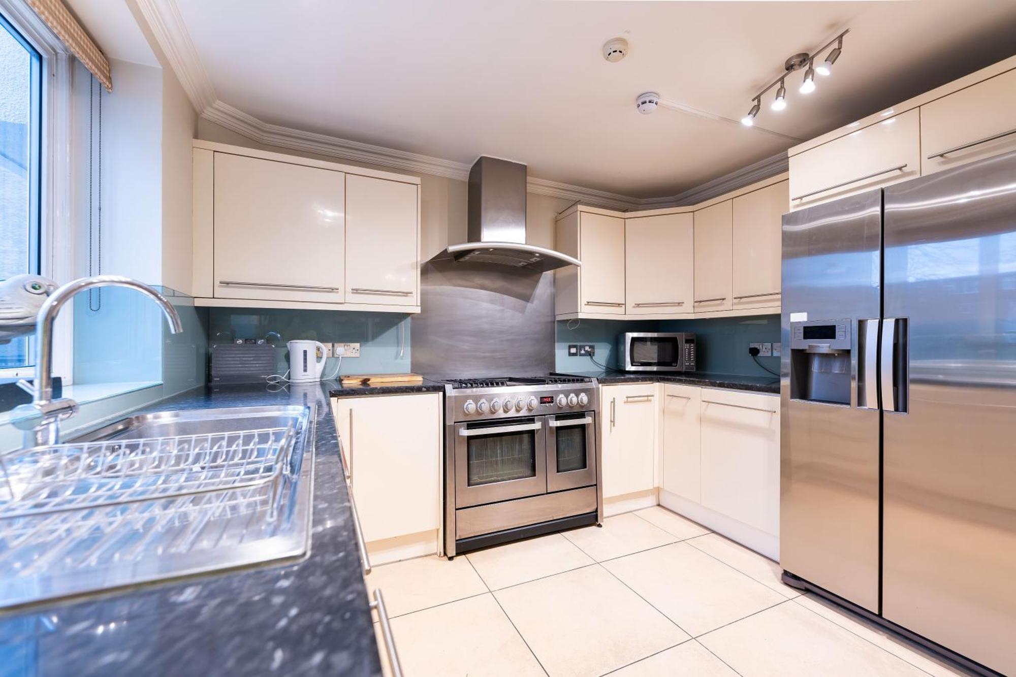 Luxury 6 Bedroom House In Southwick Street Appartamento *
