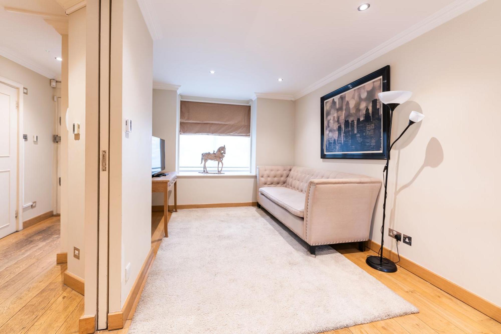 Luxury 6 Bedroom House In Southwick Street Londra