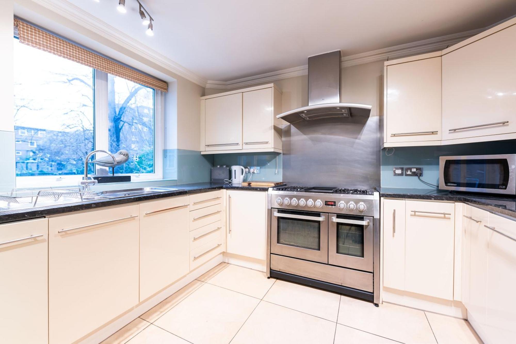 Luxury 6 Bedroom House In Southwick Street Appartamento