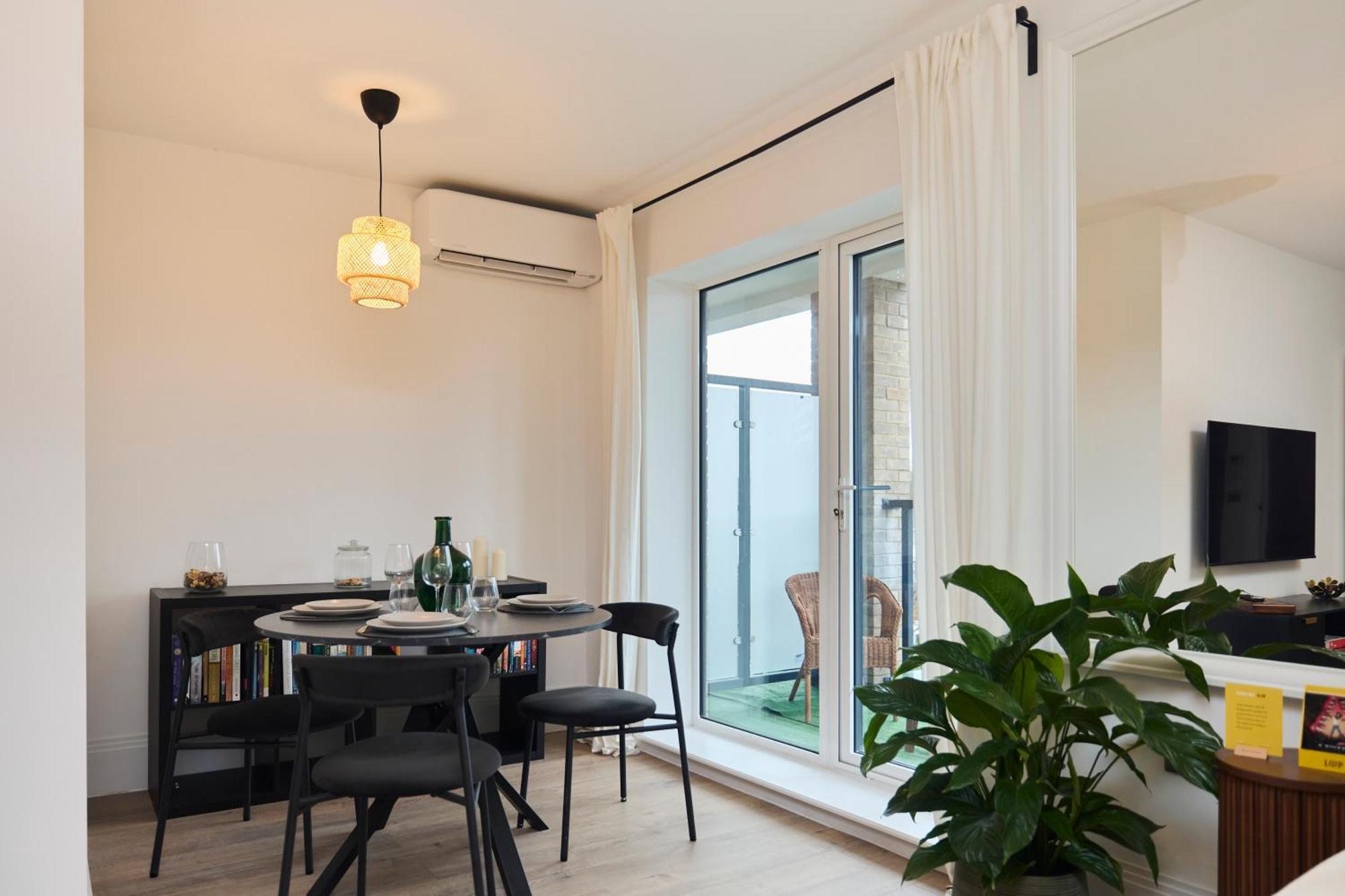 The Wembley Park Arms - Modern 2bdr Flat With Parking + Balcony Apartment *