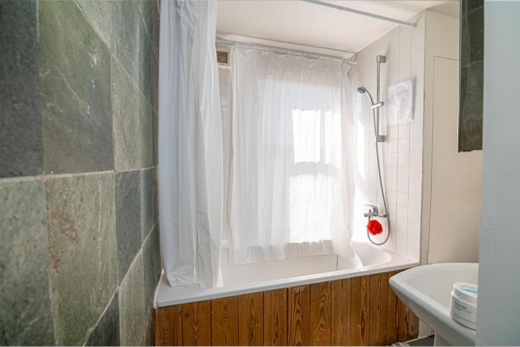 Refurbished Double Bedroom Maison d'hôtes *