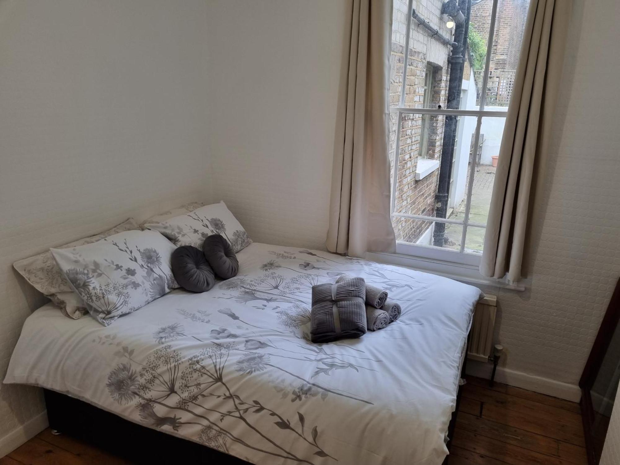 Refurbished Double Bedroom Maison d'hôtes *