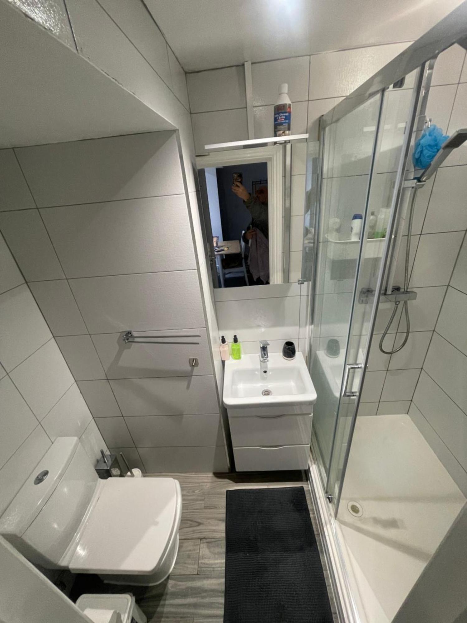 Ensuite With Jacuzzi Homestay London