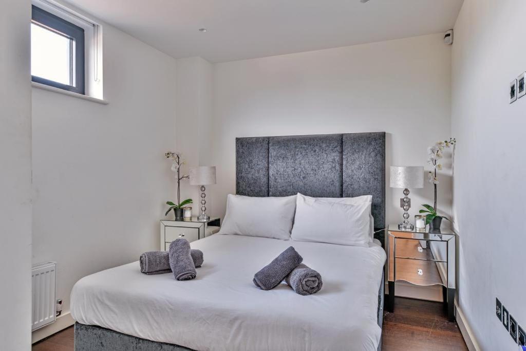 3 Bedroom Penthouse With Balcony Lägenhet London