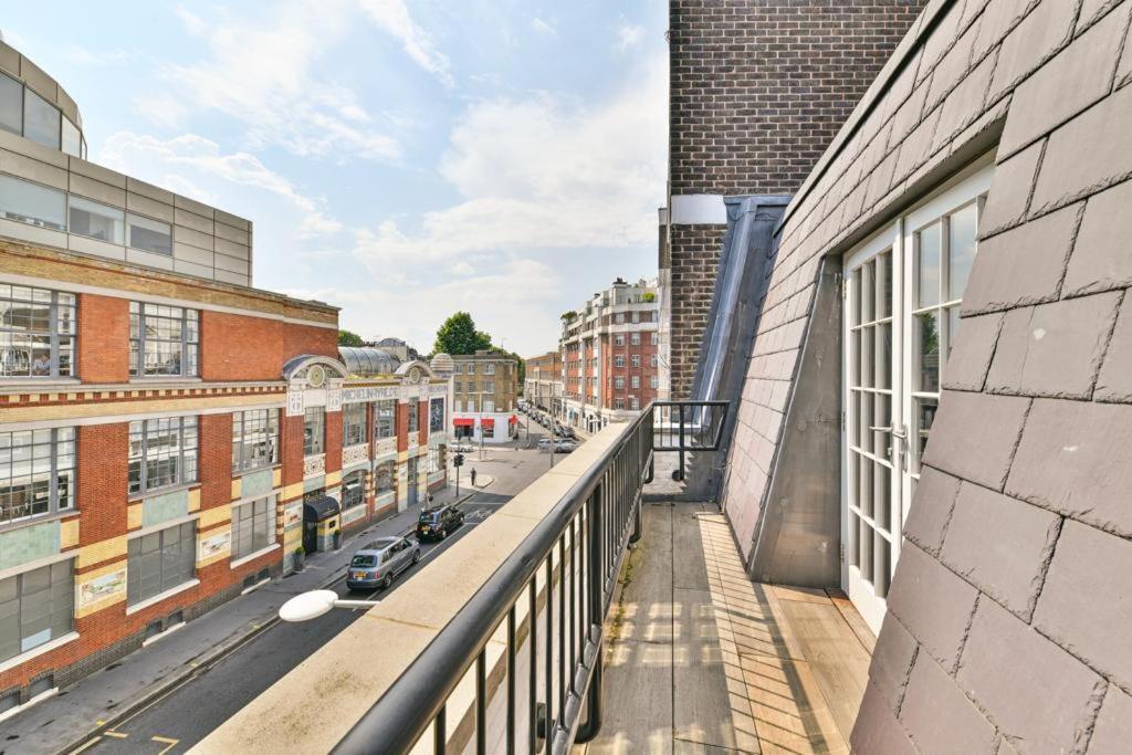 3 Bedroom Penthouse With Balcony Lägenhet London