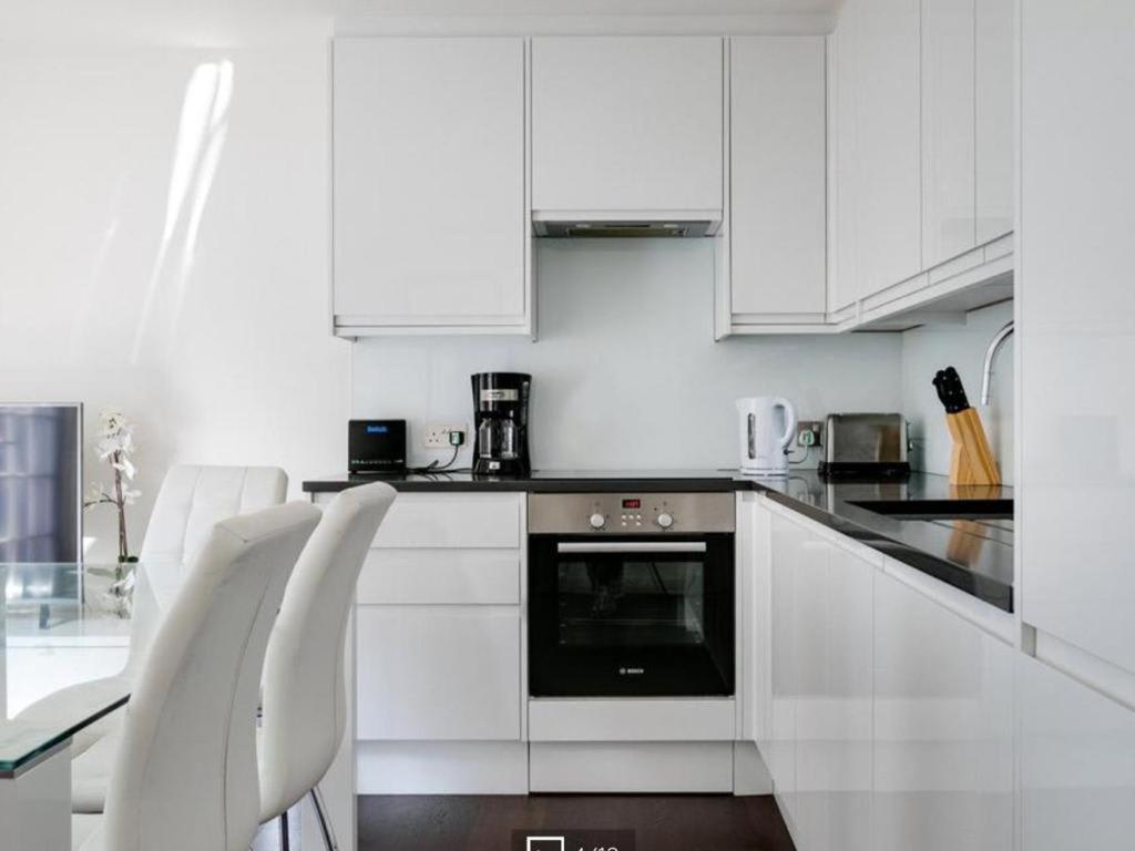 3 Bedroom Penthouse With Balcony Lägenhet London