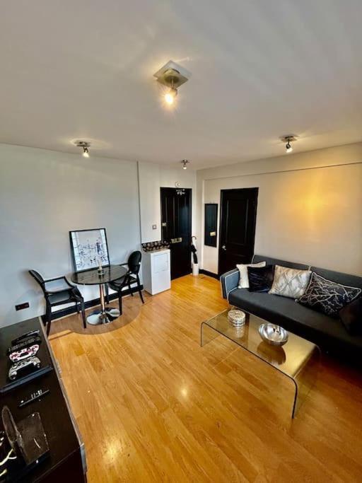 Chelsea Cloisters - One Bedroom Serviced Lägenhet London