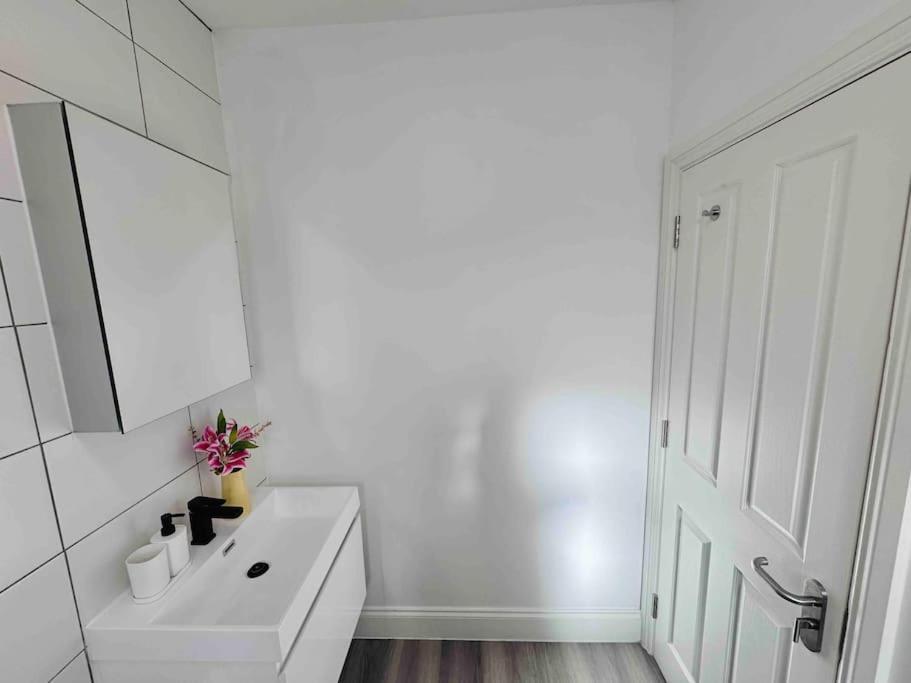 Cosy 1-bed Flat 30min To & Parking