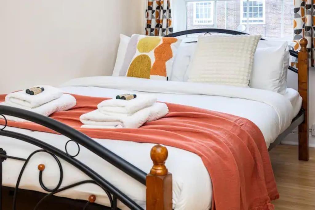 Tranquil 1br In South Bank With Onsite Parking Londra