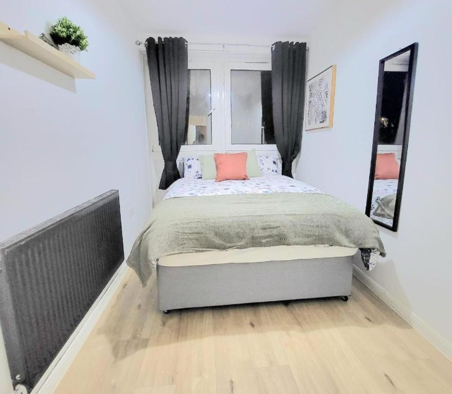 Three Bed Flat In Mile End * London