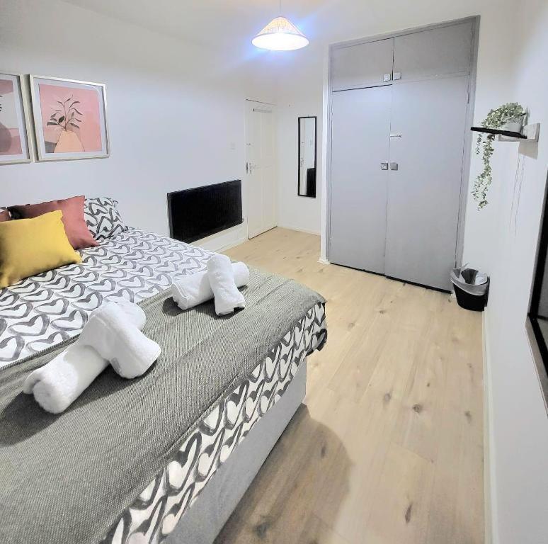 Apartment Three Bed Flat In Mile End *
