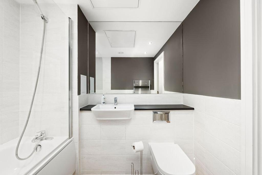 Lejlighed Modern Serviced 3-bedroom Flat In East *